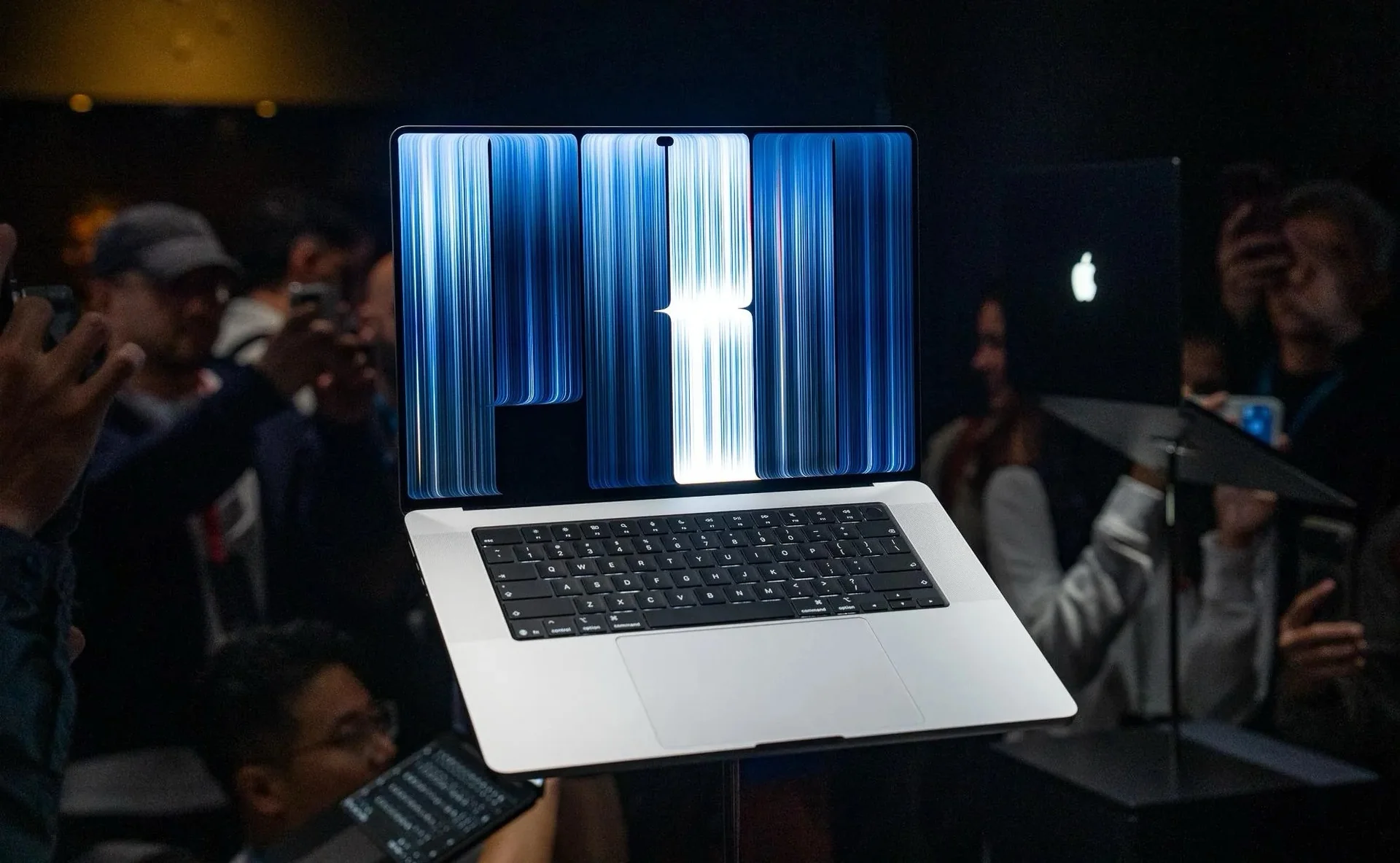 MacBook Pro con PROLED XDR exhibido ante la prensa