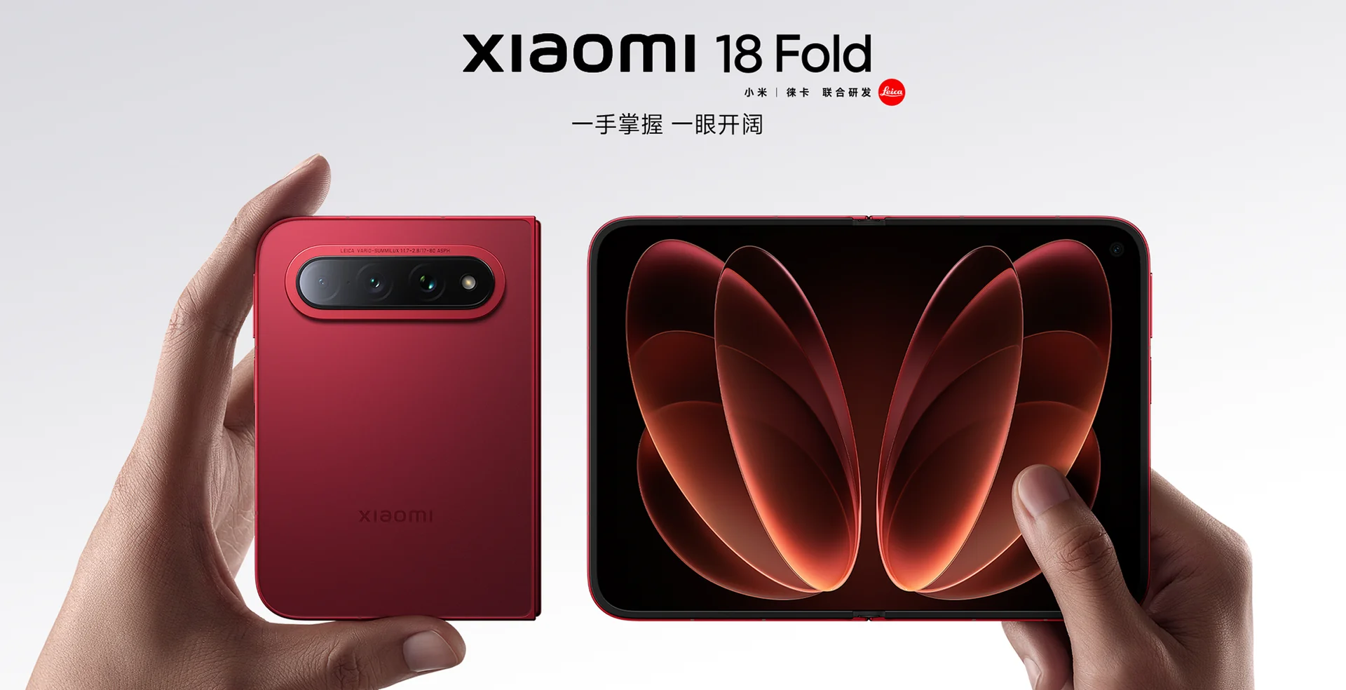 El Xiaomi 18 Fold rojo cerrado en una mano y desplegado en la otra, con la pantalla interna encendida