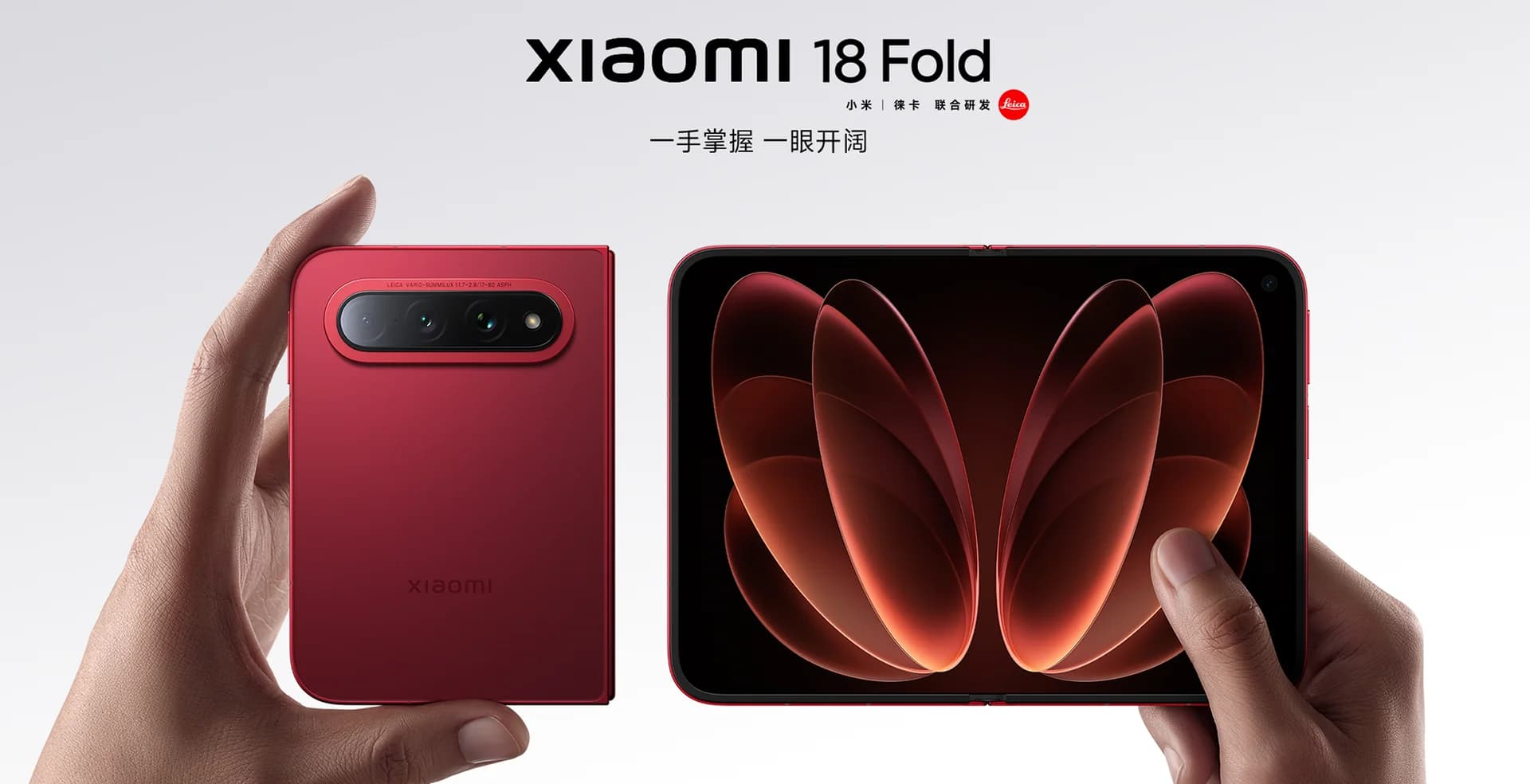 El Xiaomi 18 Fold rojo cerrado en una mano y desplegado en la otra, con la pantalla interna encendida